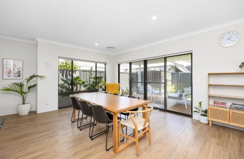 Carlisle Casa | Family Friendly Close 2 Airport, Optus, Crown & City