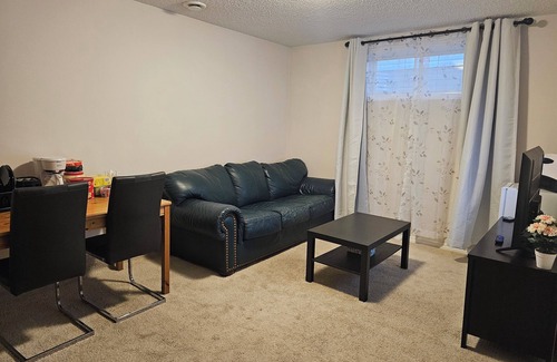 West Edmonton Apartamento | Family-Friendly Cozy Basement Suite - Up to 4 Guests