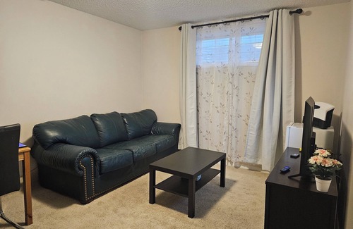 West Edmonton Apartamento | Family-Friendly Cozy Basement Suite - Up to 4 Guests