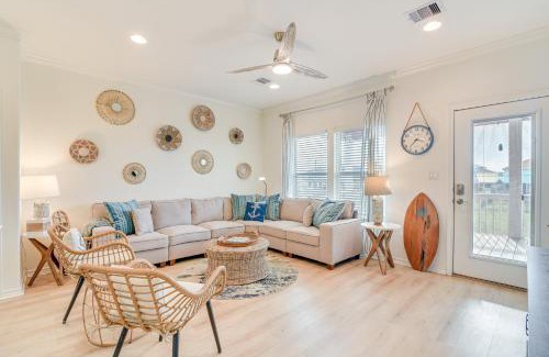 Crystal Beach Casa | Family-Friendly Crystal Beach Home Steps to Beach