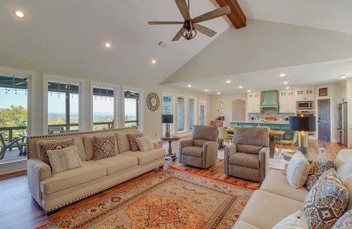 Edgemont Casa | Family-Friendly Edgemont Home w/ Deck & Lake Views