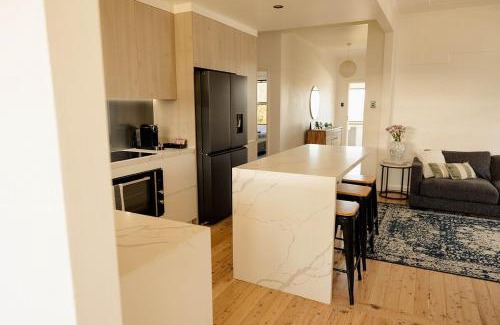 Tighes Hill Casa | Family-Friendly Escape Walk to Cafés & Creek