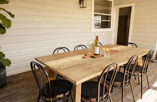 Tighes Hill Casa | Family-Friendly Escape Walk to Cafés & Creek