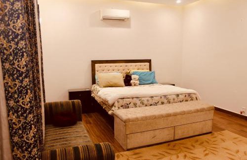 Islamabad Villa | Family Friendly Farmhouse Retreat: 3BR, Lawns, BBQ, errace, Chopal, Historic Water Well. Ideal for Work and Outdoor Activities. Close to Groceries, Cafés, Fully Secured Gated Community, CCTV