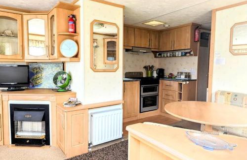 Bryn-crug Chalet De Esquí | Family-Friendly Woodland Caravan Pool & Bar