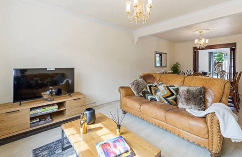 Clapton Casa | Family-Friendly Oasis: 6BR Home w/Gym and Garden