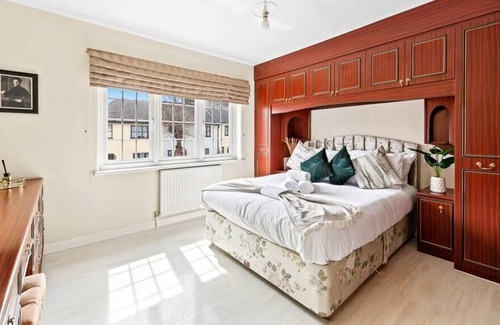 Clapton Casa | Family-Friendly Oasis: 6BR Home w/Gym and Garden
