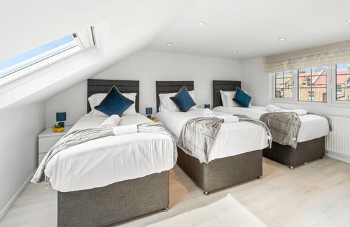 Clapton Casa | Family-Friendly Oasis: 6BR Home w/Gym and Garden