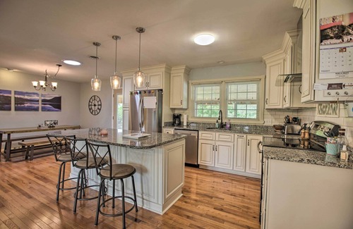 Bridgewater Casa | Family-Friendly Getaway w/ Fire Pit & 2 Kayaks!