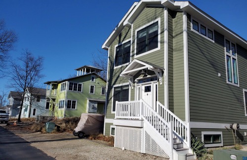 Michigan City Casa | Casa familiar en Beachwalk - ¡10 minutos a pie de la playa!