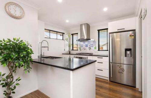 Halswell Apartamento | Family-Friendly Home in Wigram with Style & Space