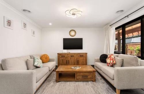 Halswell Apartamento | Family-Friendly Home in Wigram with Style & Space