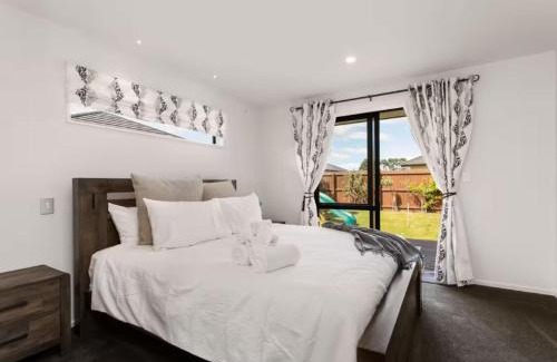 Halswell Apartamento | Family-Friendly Home in Wigram with Style & Space