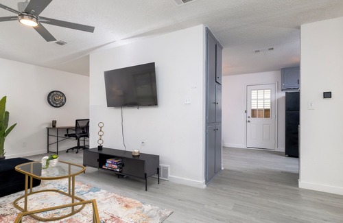 Euless Casa | Summer Getaway w/ Fenced Yard - Near DFW Airport