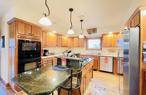 Red Lodge Chalet De Esquí | Family friendly home south of town, minutes from Ski Hill, WIFI and Hot Tub