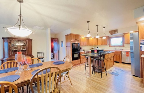 Red Lodge Chalet De Esquí | Family friendly home south of town, minutes from Ski Hill, WIFI and Hot Tub