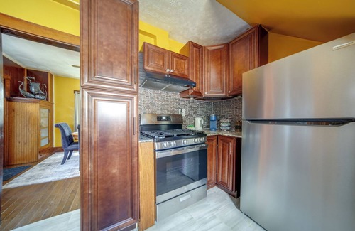 Erie Casa | Family-Friendly Home: Walk to Lake Erie!