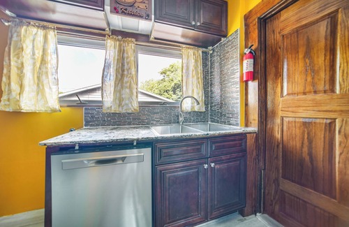 Erie Casa | Family-Friendly Home: Walk to Lake Erie!