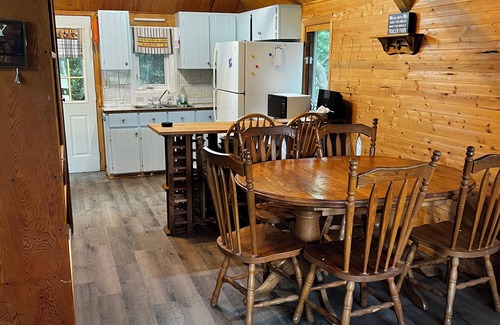 Clearview Cabina | Family Friendly Houskeeping Cabin with additional Bunkie.