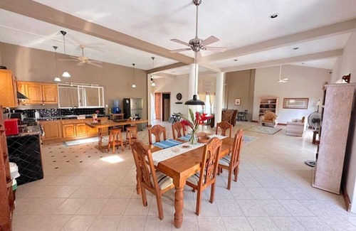 Crucecita Casa | Family-friendly house with pool & close to the beach