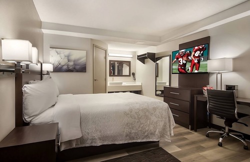 Erie Hotel | Family-friendly Lodging! Close to Lake Erie Arboretum at Frontier! FREE Parking