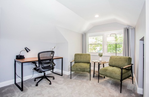 Jefferson Park Casa | Family Friendly, Lovely 6 Bd Retreat w/ Game Room, Back Deck & Bar