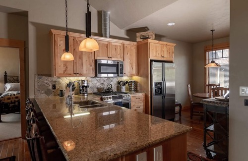 Powell Butte Casa | Familia y perros amigables, lujosa cabaña en el campo de golf