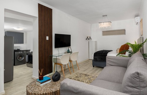 Milnerton Apartamento | Family-Friendly Luxury 5 Bedroom Home | Pool and Gym