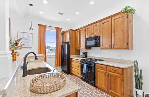 Mid-City Apartamento | This duplex is a 2 bedroom(s), 1 bathrooms, located in New Orleans, LA.