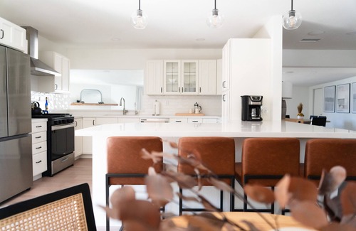 Oak View Casa | Family Friendly Modern Quiet Home Close to Downtown, Trails & Hikes. Work Remote