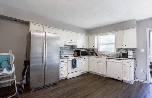 Overland Park Condominio | Family Friendly Overland Park home w/ king bed
