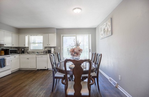Overland Park Condominio | Family Friendly Overland Park home w/ king bed