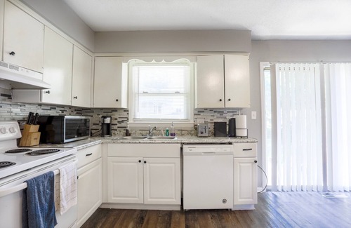 Overland Park Condominio | Family Friendly Overland Park home w/ king bed
