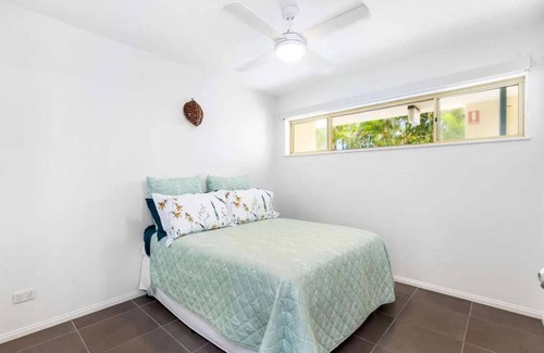 Moreton Bay Region Apartamento | Family-friendly, oceanfront apartment with salt-water pool and private garden!