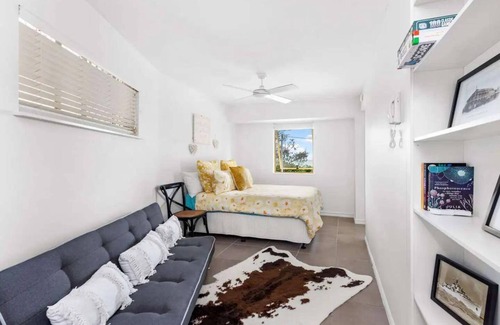 Moreton Bay Region Apartamento | Family-friendly, oceanfront apartment with salt-water pool and private garden!