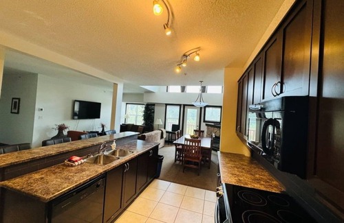 East Kootenay Condominio | Expansive Fernie Penthouse | Heated Pool & Jacuzzi