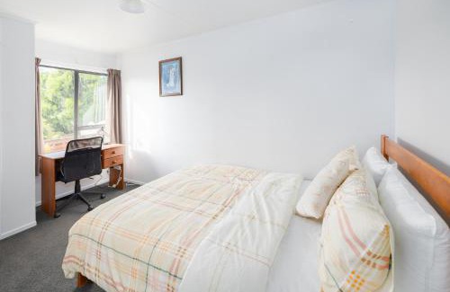 Lynmore Casa | Family Friendly, Quiet, Cozy stay in Rotorua with free Wifi