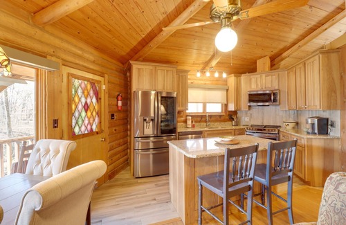 Wilburn Cabina | Family-Friendly Riverfront Manor on the Little Red