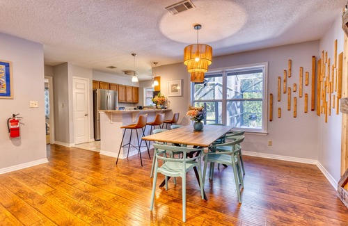 Ocean Springs Casa | Family-friendly Retreat! Screened-in, Heated Pool a mile from the Gulf of Mexico