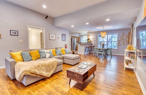 Ocean Springs Casa | Family-friendly Retreat! Screened-in, Heated Pool a mile from the Gulf of Mexico