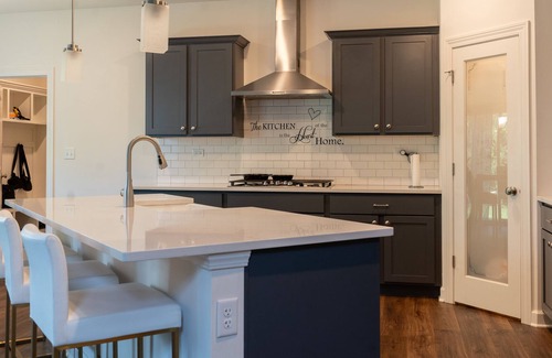 Lakemoor Casa | Family Friendly Rental with Private backyard and quiet area.