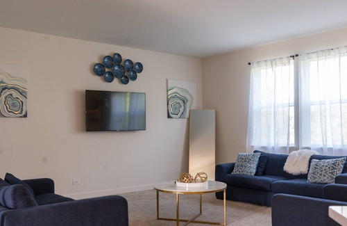 Lakemoor Casa | Family Friendly Rental with Private backyard and quiet area.