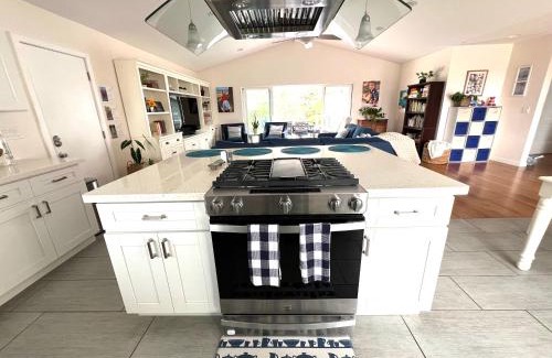 College West Casa | Family Friendly Retreat with Yard and Play Area, 2000 sq ft, AC, Fiber Optic WiFi