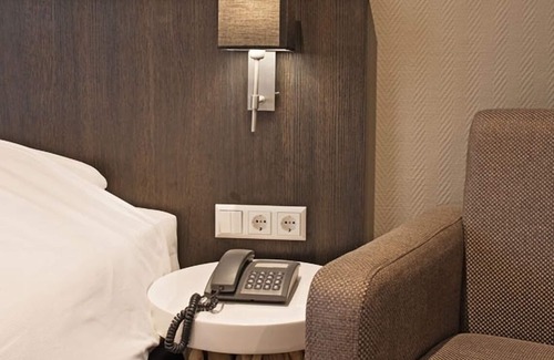 Vlijmen Hotel | Family-friendly Room Near Golf Courses and Nature Trails in Brabant w/ Parking