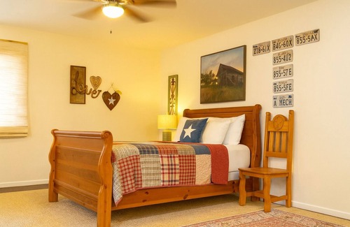 Nocona Otro | Colorful,CozyTX Cabin on Peaceful Farm