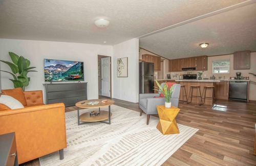 Greenway Casa | Family-Friendly Spacious Modern Comforts w Firepit
