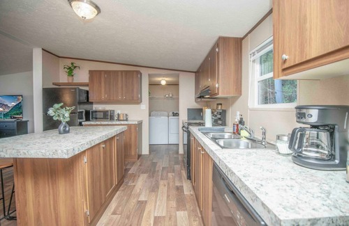 Greenway Casa | Family-Friendly Spacious Modern Comforts w Firepit