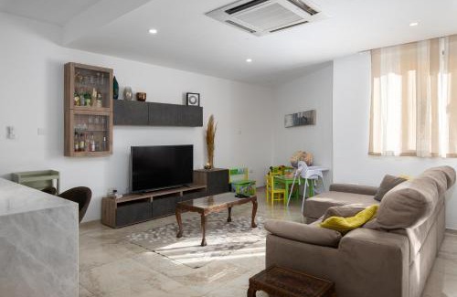 Gudja Apartamento | Family-Friendly Spacious Townhouse with Garden - Close to Airport