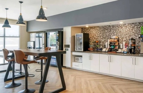 Biggar Hotel | Family-Friendly Suite w/ Kitchen Near Six Mile Cypress Preserve | 4 Units