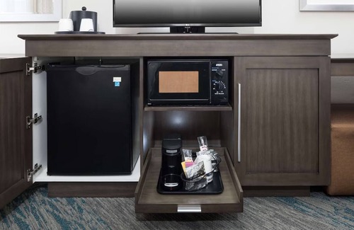 Downtown Fort Lauderdale Hotel | Family-friendly Stay | Free Breakfast + Outdoor Pool | Pets are Welcome
